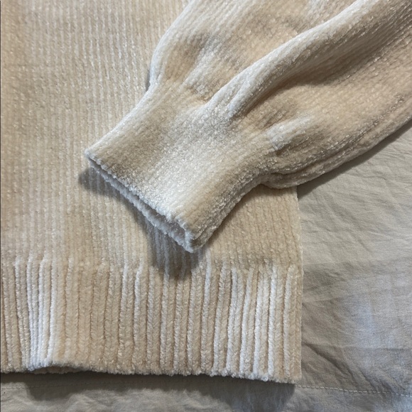 Tommy Bahama NWT Women's Chenille Cream V-Neck Sweater - Picture 7 of 9